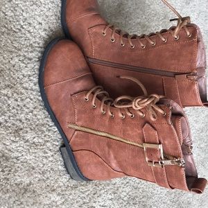 Sz 7 1/2 brown combat boots